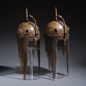   Two Indo-Persian gold-damascened steel 'khula khud' helmets — foto 1