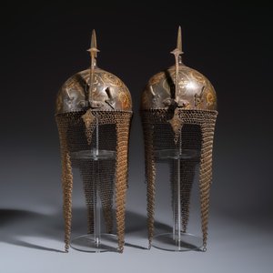   Two Indo-Persian gold-damascened steel 'khula khud' helmets — foto 2
