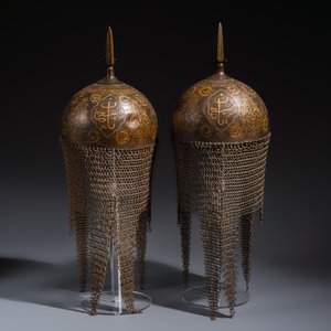   Two Indo-Persian gold-damascened steel 'khula khud' helmets — foto 4