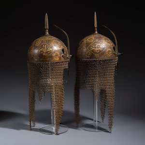   Two Indo-Persian gold-damascened steel 'khula khud' helmets — foto 5