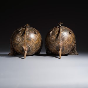   Two Indo-Persian gold-damascened steel 'khula khud' helmets — foto 7