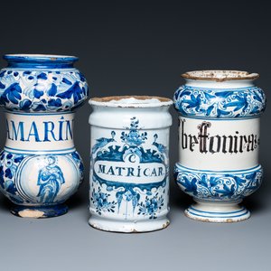 Two Italian and one Dutch Delft blue and white pharmacy jars, 17/18th C. — photo 1