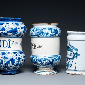 Two Italian and one Dutch Delft blue and white pharmacy jars, 17/18th C. — photo 3