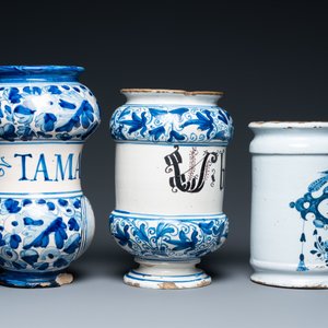 Two Italian and one Dutch Delft blue and white pharmacy jars, 17/18th C. — photo 5