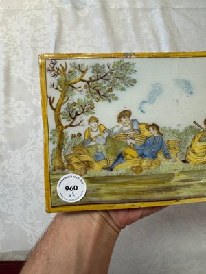 Two Italian maiolica ‘pastoral’ plaques, one dated 1745, Castelli, 18th C. — photo 20