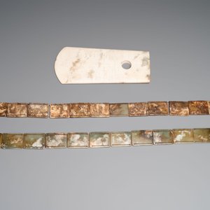 Two jade belts and a jade ritual axe, 20th C. — foto 2
