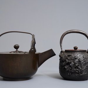 Two Japanese cast iron and bronze tetsubin kettles, Meiji, 19th C. — 照片 4