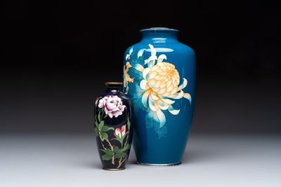Two Japanese cloisonné vases with floral design, leaf mark and Tamura 田村 mark, Meiji/Shōwa, 19/20th C.