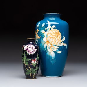 Two Japanese cloisonné vases with floral design, leaf mark and Tamura 田村 mark, Meiji/Shōwa, 19/20th C. — photo 1