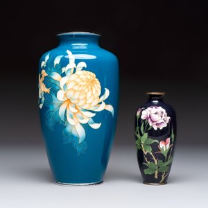 Two Japanese cloisonné vases with floral design, leaf mark and Tamura 田村 mark, Meiji/Shōwa, 19/20th C. — photo 2