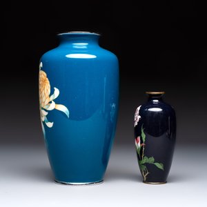 Two Japanese cloisonné vases with floral design, leaf mark and Tamura 田村 mark, Meiji/Shōwa, 19/20th C. — photo 3