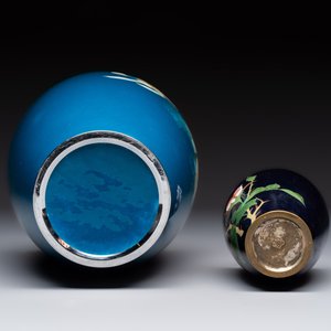 Two Japanese cloisonné vases with floral design, leaf mark and Tamura 田村 mark, Meiji/Shōwa, 19/20th C. — photo 7
