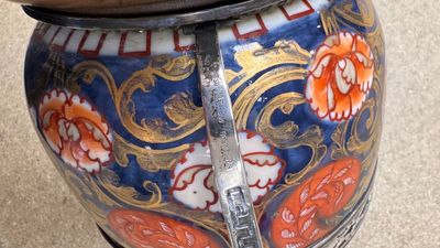 Two Japanese Imari covered bowls, one mounted in silver and wood and the other with gilt-bronze mounts, Meiji, 19th C. — photo 1