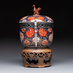 Two Japanese Imari covered bowls, one mounted in silver and wood and the other with gilt-bronze mounts, Meiji, 19th C. — photo 11