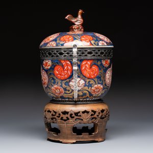 Two Japanese Imari covered bowls, one mounted in silver and wood and the other with gilt-bronze mounts, Meiji, 19th C. — photo 13
