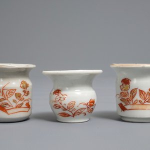 Two Japanese imari miniature albarello ointment jars and a cuspidor, Edo, 18th C. — photo 4
