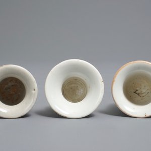 Two Japanese imari miniature albarello ointment jars and a cuspidor, Edo, 18th C. — photo 7
