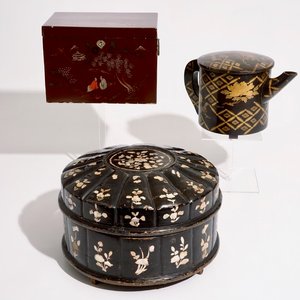 Two Japanese lacquer and mother of pearl boxes and a teapot, Meiji, 19/20th C. — photo 1
