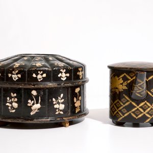 Two Japanese lacquer and mother of pearl boxes and a teapot, Meiji, 19/20th C. — photo 3
