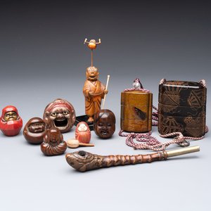 Two Japanese lacquer inro, a pipe and seven netsuke, some signed, Edo/Meiji, 18/19th C. — 照片 1