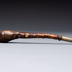 Two Japanese lacquer inro, a pipe and seven netsuke, some signed, Edo/Meiji, 18/19th C. — 照片 11