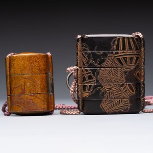 Two Japanese lacquer inro, a pipe and seven netsuke, some signed, Edo/Meiji, 18/19th C. — 照片 17