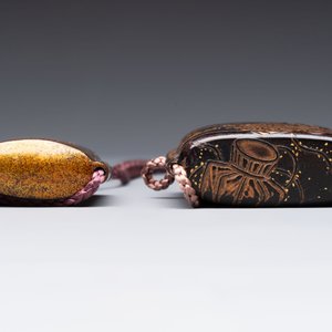 Two Japanese lacquer inro, a pipe and seven netsuke, some signed, Edo/Meiji, 18/19th C. — 照片 18