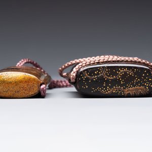 Two Japanese lacquer inro, a pipe and seven netsuke, some signed, Edo/Meiji, 18/19th C. — 照片 19