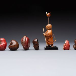 Two Japanese lacquer inro, a pipe and seven netsuke, some signed, Edo/Meiji, 18/19th C. — 照片 3