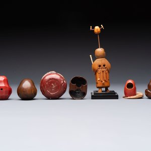 Two Japanese lacquer inro, a pipe and seven netsuke, some signed, Edo/Meiji, 18/19th C. — 照片 4