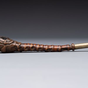 Two Japanese lacquer inro, a pipe and seven netsuke, some signed, Edo/Meiji, 18/19th C. — 照片 9