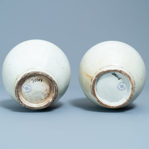 Two Japanese monochrome white Arita bottles, Edo, 17th C. — 照片 7