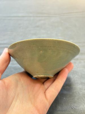Two Korean celadon bowls with incised floral design, probably Goryeo/Joseon, 14/15th C. — 照片 1