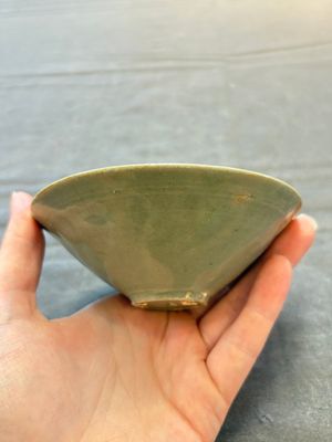 Two Korean celadon bowls with incised floral design, probably Goryeo/Joseon, 14/15th C. — 照片 3