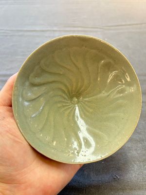 Two Korean celadon bowls with incised floral design, probably Goryeo/Joseon, 14/15th C. — 照片 5