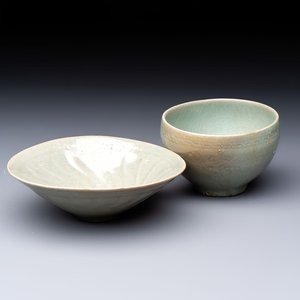 Two Korean celadon bowls with incised floral design, probably Goryeo/Joseon, 14/15th C. — 照片 1