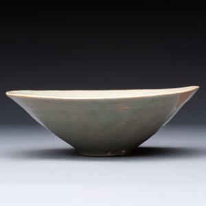 Two Korean celadon bowls with incised floral design, probably Goryeo/Joseon, 14/15th C. — 照片 3