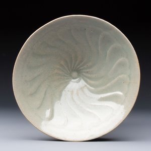 Two Korean celadon bowls with incised floral design, probably Goryeo/Joseon, 14/15th C. — 照片 6