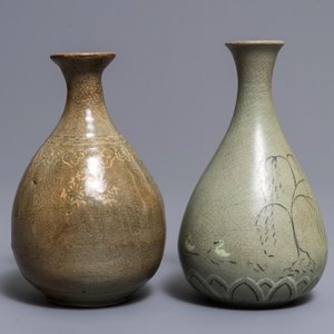 Two Korean celadon-glazed bottle vases, Goryeo and Joseon — 照片 1