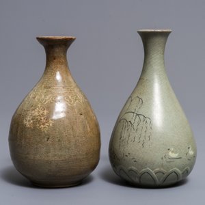 Two Korean celadon-glazed bottle vases, Goryeo and Joseon — 照片 2