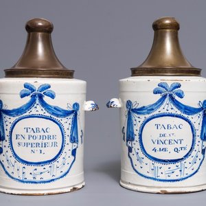 Two large blue and white Brussels faience tobacco jars with brass covers, 18th C. — 照片 1