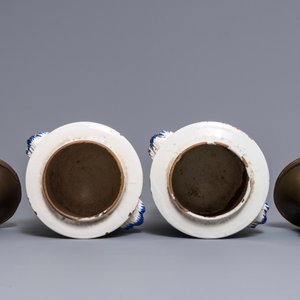Two large blue and white Brussels faience tobacco jars with brass covers, 18th C. — 照片 5