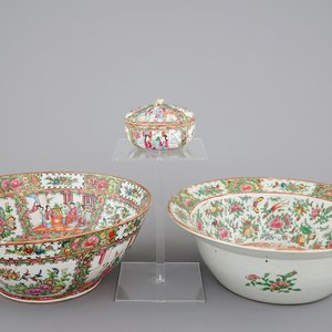 Two large Canton rose medallion bowls and a box with cover, 19th C. — 照片 1