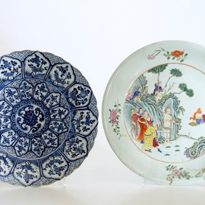 Two large Chinese blue and white and famille rose dishes, Kangxi and later — 照片 1