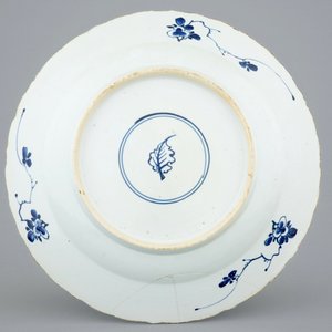 Two large Chinese blue and white and famille rose dishes, Kangxi and later — 照片 3