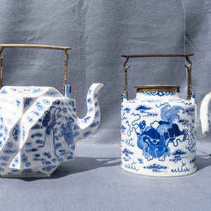 Two large Chinese blue and white and three famille rose teapots, 19/20th C. — 照片 14