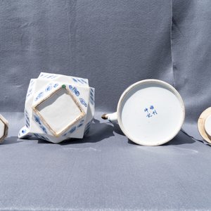 Two large Chinese blue and white and three famille rose teapots, 19/20th C. — 照片 16