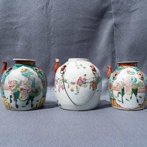 Two large Chinese blue and white and three famille rose teapots, 19/20th C. — 照片 17