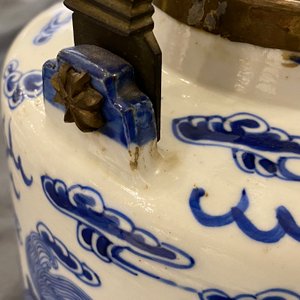 Two large Chinese blue and white and three famille rose teapots, 19/20th C. — 照片 31