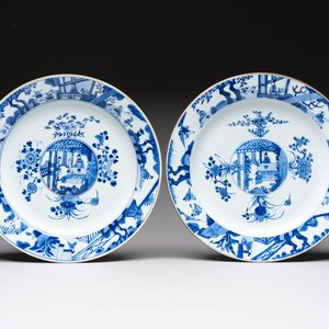 Two large Chinese blue and white 'Meng De Xian Dao 孟德獻刀' dishes, Kangxi — 照片 1